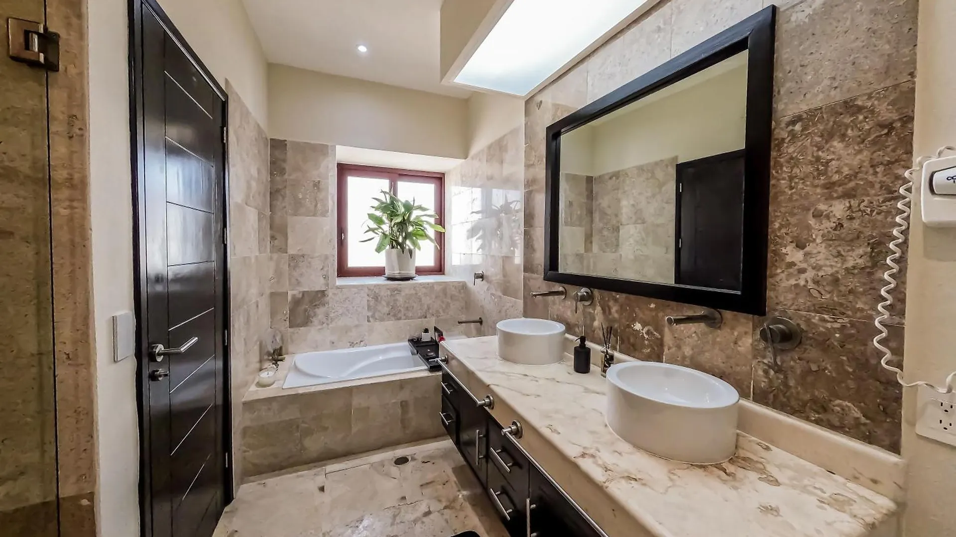 Beachfront Chic At El Faro Resort Playa del Carmen Appartement